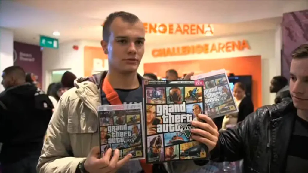 Um cliente satisfeito com sua copia no lançamento do GTA 5 em 2013